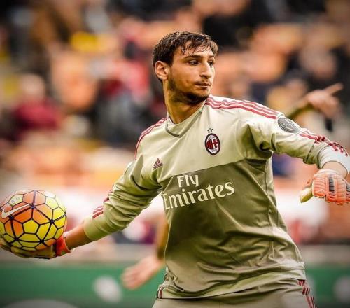 贝克汉姆观看迈阿密国际训练，与梅西、德保罗拥抱（贝克汉姆现身迈阿密国际训练，与梅西和德保罗热情相拥）