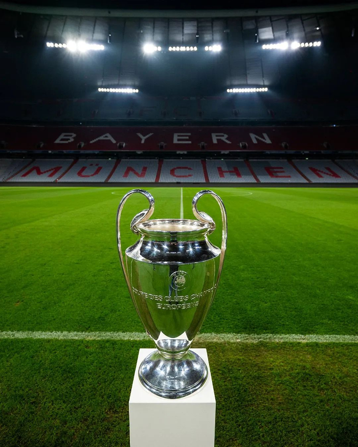 奇招！巴拉多利德球员防守中亲吻对手，后者挥拳反击遭红牌罚下（巴拉多利德球员防守时突袭亲吻，对手挥拳回击吃到红牌）