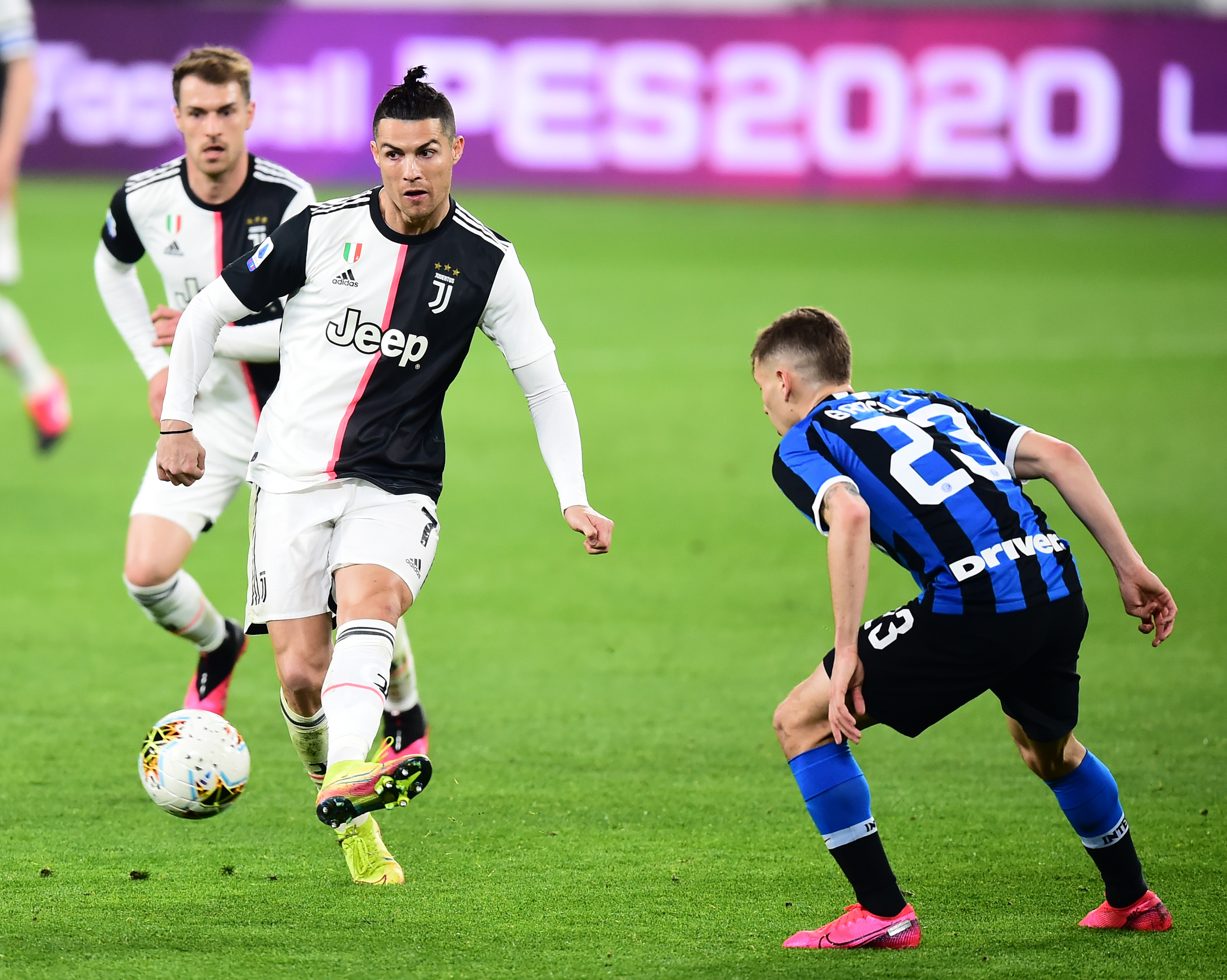 判若两队，武汉三镇前14轮5胜3平6负，后16轮1胜4平11负（反差悬殊：武汉三镇前14轮5胜3平6负，后16轮仅1胜4平11负）