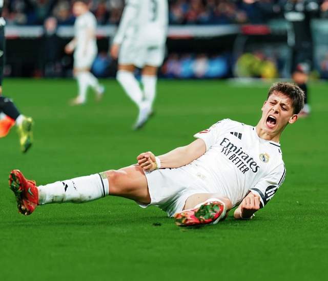 一日英超动向：曼联利物浦难兄难弟，阿森纳领跑态势不可阻挡（英超今日观察：曼联与利物浦同陷低迷，阿森纳强势领跑难以撼动）