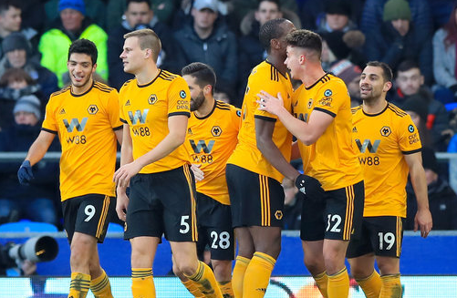 欧冠赛场精彩瞬间：巴萨主场2-0取胜,（欧冠高光时刻：巴萨坐镇主场2-0告捷）