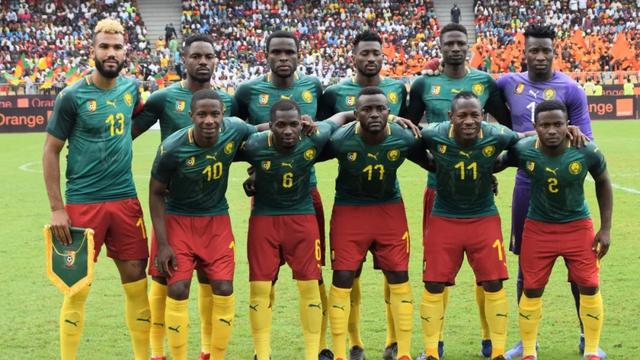 越来越大了，泰州高速口已经搭好巨幅“苏超”冠军标语（泰州高速口竖起巨幅苏超冠军标语，声势愈发壮大）