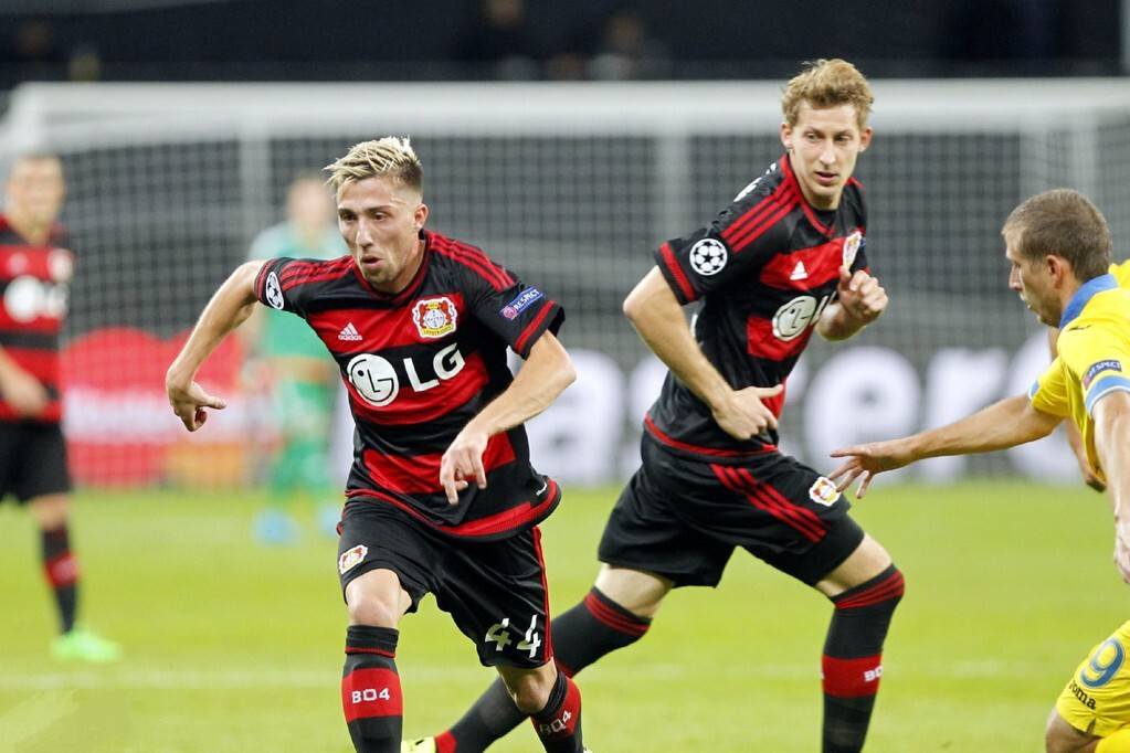 第17圈，诺里斯和勒克莱尔先后进站，出站后诺里斯卡在安东内利身后暂列第9。（第17圈，诺里斯与勒克莱尔相继进站，诺里斯出站后落在安东内利之后暂居第9位。）